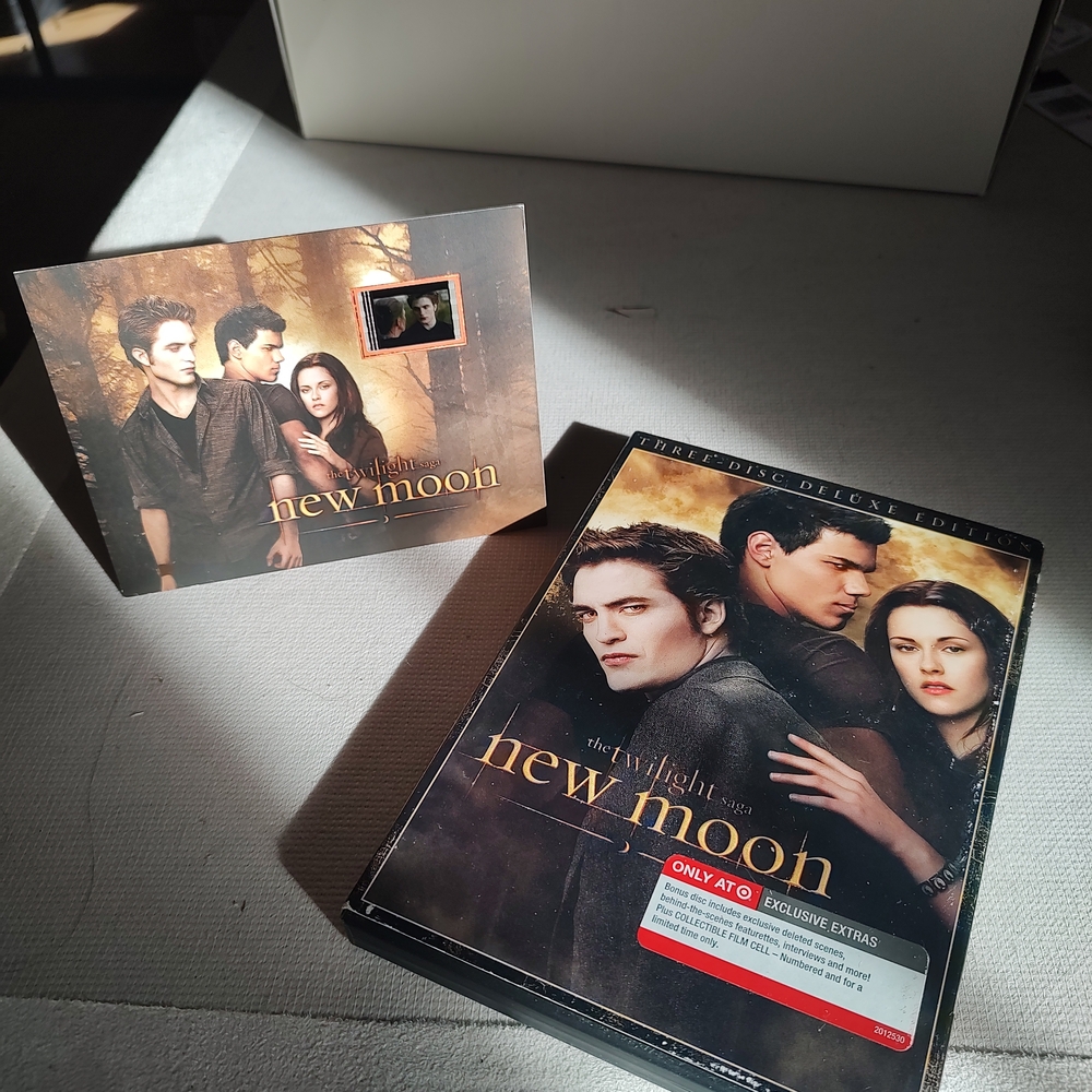 The Twilight Saga: New Moon Deluxe Edition DVD - Black & Gold Cover